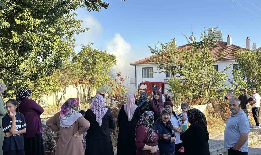Bolu'da otluk alanda çıkan yangın, evlere sıçradı