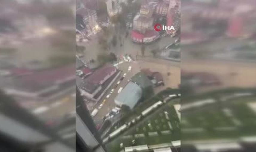 Sarıyer'de şiddetli yağış sonrası yollar göle döndü