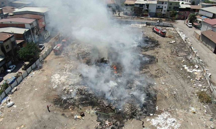 İzmir'de çöplük haline gelen boş arazide yangın çıktı