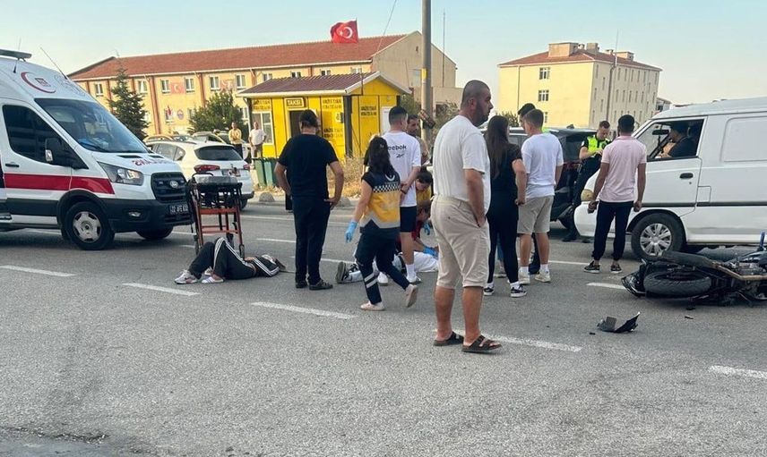 Keşan'da motosiklet ve otomobil çarpıştı, iki kişi yaralandı