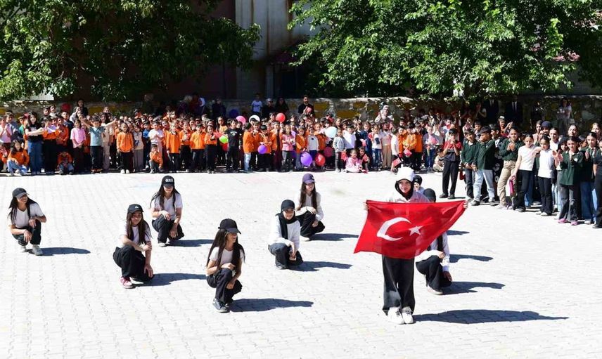 Çatak'ta ilköğretim haftası coşkuyla kutlandı