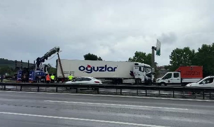 Pendik tem otoyolunda tırın bariyerlere çarpmasıyla trafik aksadı