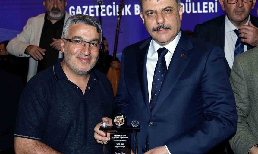 İhlas Haber Ajansı, Feridun Fazıl Özsoy Başarılı Gazeteciler Ödül Töreni'nde ödül aldı