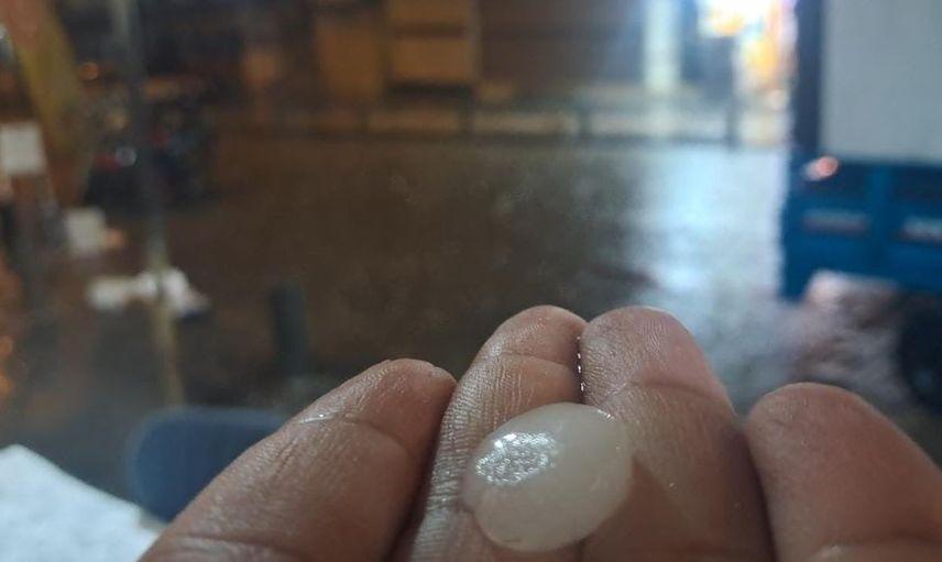 Kilis'te aniden bastıran dolu, yolları beyaza çevirdi