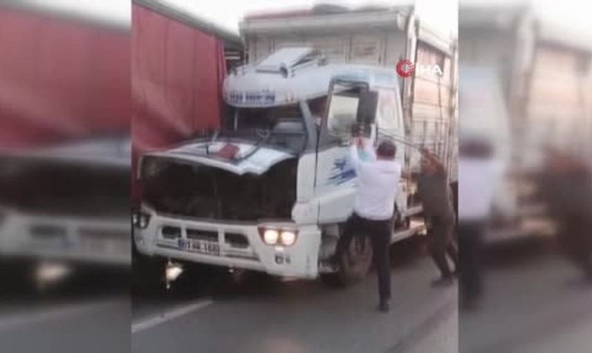 Kocaeli'de kaza: Arkadan çarpan kamyonun sürücüsü sıkıştı