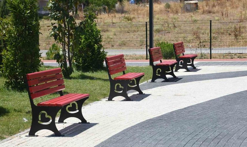 Balıkesir büyükşehir emekle üretiyor, şehir mobilyalarla güzelleşiyor