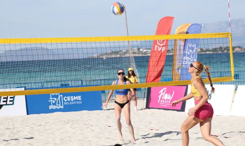 Çeşme'de plaj voleybolu festivali tüm heyecanıyla devam ediyor