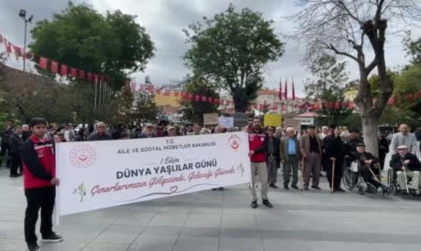 Karaman’da dünya yaşlılar günü etkinliğinde farkındalık yürüyüşü