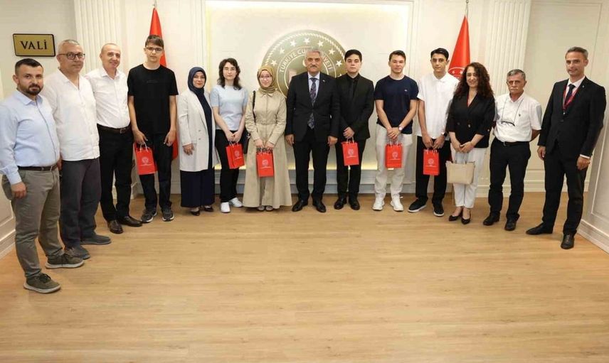 Vali makas, YKS ve LGS başarıları ile gururlanan öğrencileri ağırladı