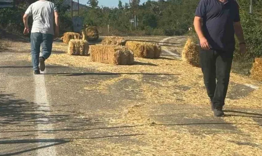 Yükleme hatası faciaya neden oluyordu: Balya yüklü kamyondan düşen yük yolu kapattı
