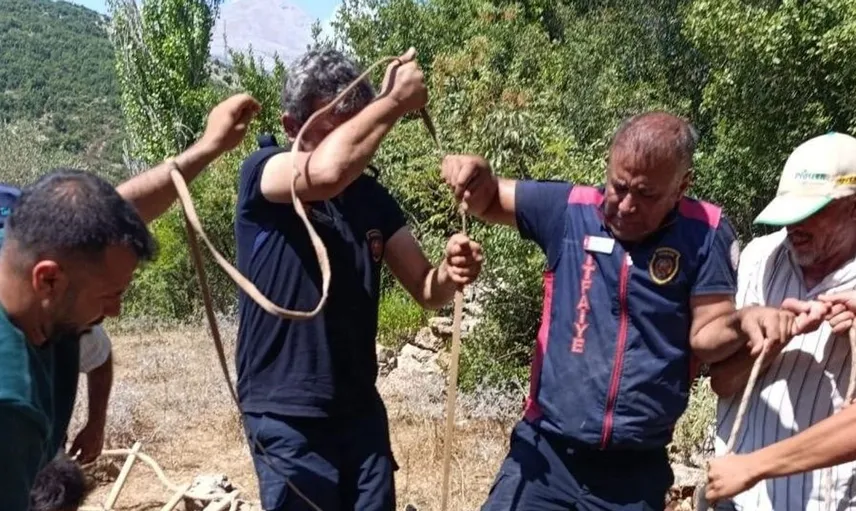 Su kuyusuna düşen keçi itfaiye ekipleriyle kurtarıldı