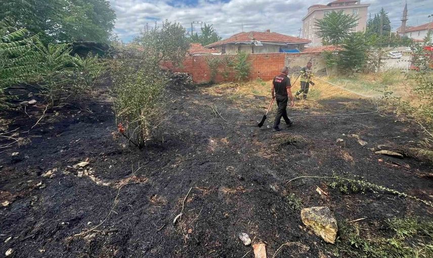 Çorum'da ot yangını evleri tehdit ederken itfaiye müdahalesi ile kontrol altına alındı