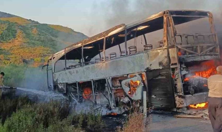 Antalya'da yolcu otobüsü yangında kullanılamaz hale geldi