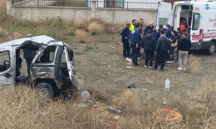 Sivas'ta kaza: Şarampole uçan hafif ticari araçta 5 yaralı