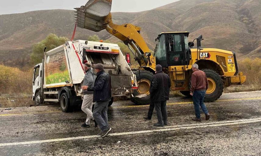 Tekman'da çöp kamyonetti kaza yaptı: Yaralı sürücü hastaneye kaldırıldı