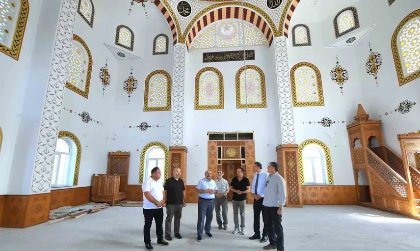 Balıkesir valisi Ustaoğlu cami inşaatında incelemelerde bulundu