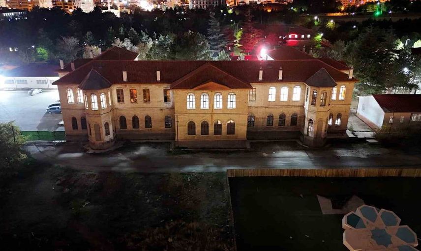 Sivas'ta YKS'de Türkiye 11'incisi olan öğrenci baygınlık geçirdi