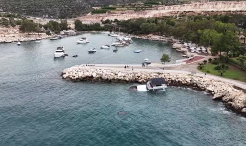 Silifke'de fırtına tekneyi kıyıya sürükledi: kurtarma çalışmaları başladı