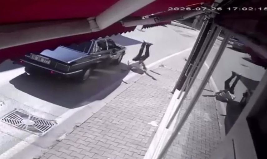 Bursa'da yolun karşısına geçen yayaya otomobil çarptı