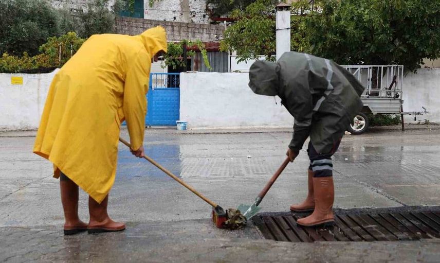 Menteşe'de sağanak yağışa karşı yoğun çalışma devam ediyor