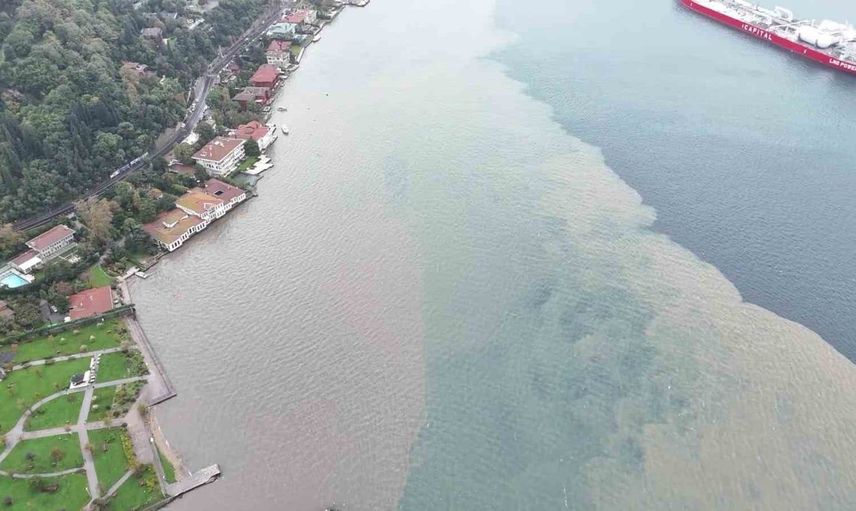 İstanbul Boğazı sağanak sonrası çamurla kaplandı