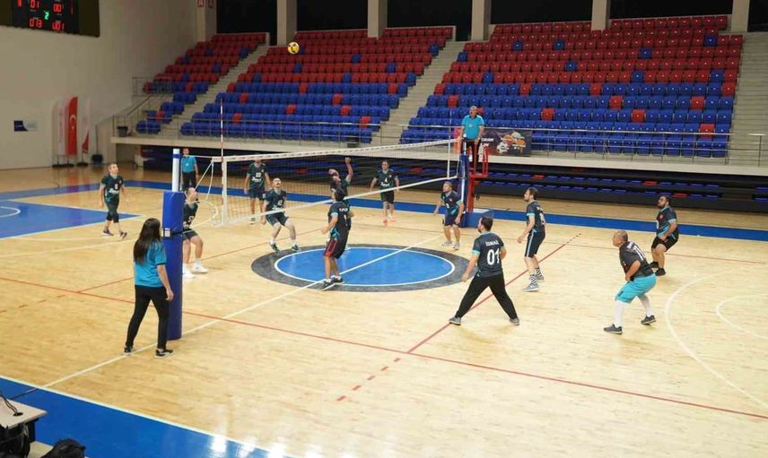 Niğde’de kamu çalışanları, şampiyonluk için sahada ter döküyor