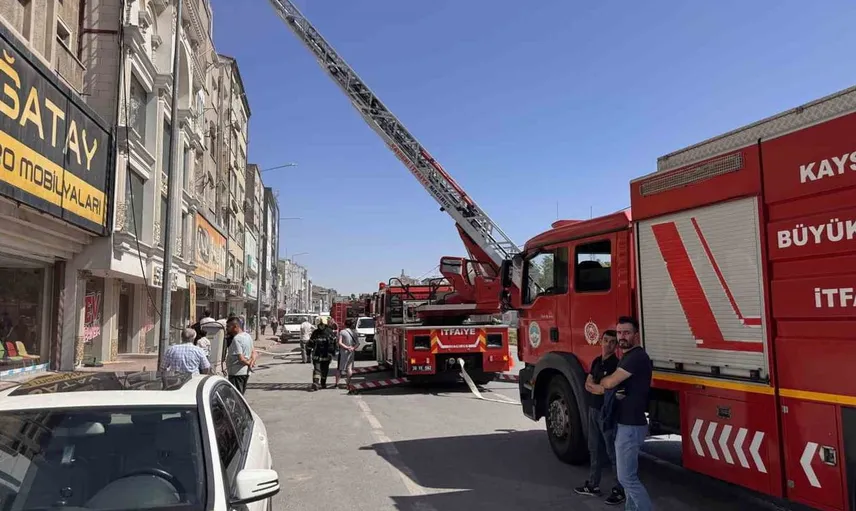 Kayseri'de avize imalathanesinde çıkan yangın itfaiye müdahalesiyle söndürüldü