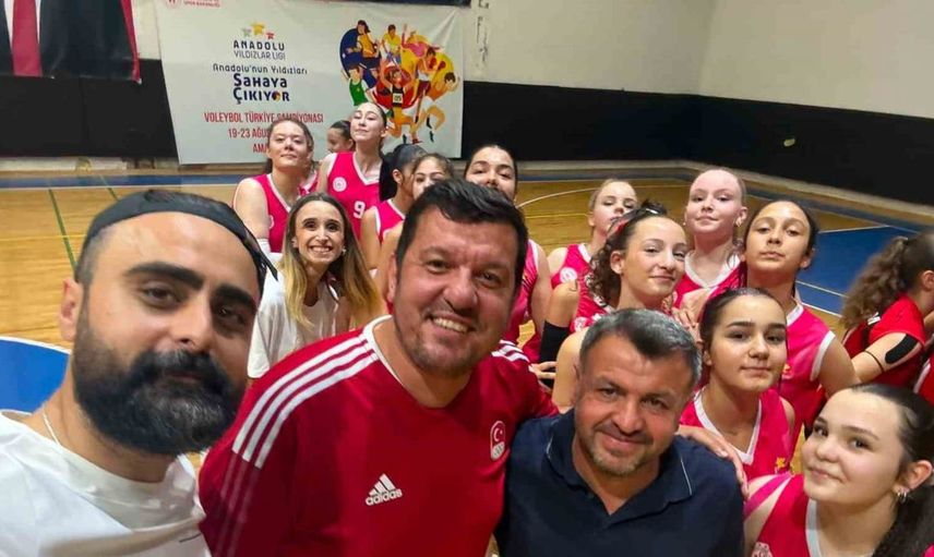 Kayseri kız voleybol takımından büyük başarı: Türkiye üçüncüsü oldular
