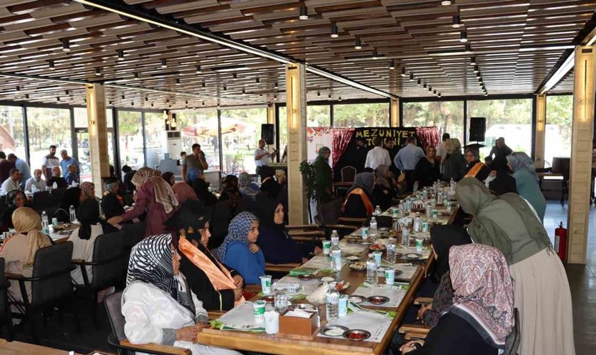Okuma yazma öğrenen anneler mezuniyet sevinci yaşadı