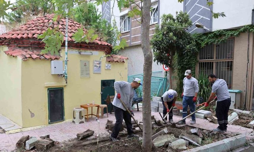 Şehzadeler Belediyesi'nden tarihi türbeye yenileme: Kaldırımlar restore edildi