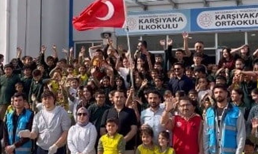 Kahramanmaraş'ta üniversitelilerden ilkokul için renkli boyama etkinliği