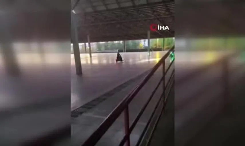 Pazar yerinde motosikletli drift heyecanı: Çocuklar izledi