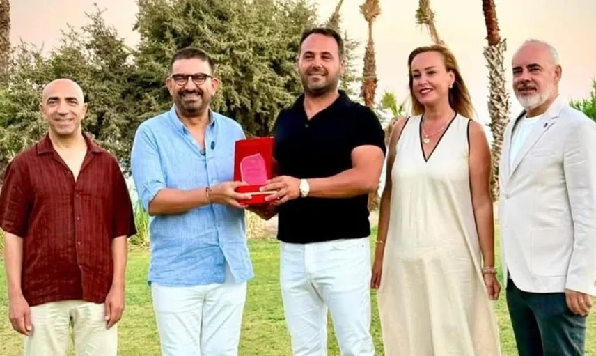 Güneşten elektrik, tarladan lezzet: Çeşme'deki çevreci işletmeci ödüllendirildi