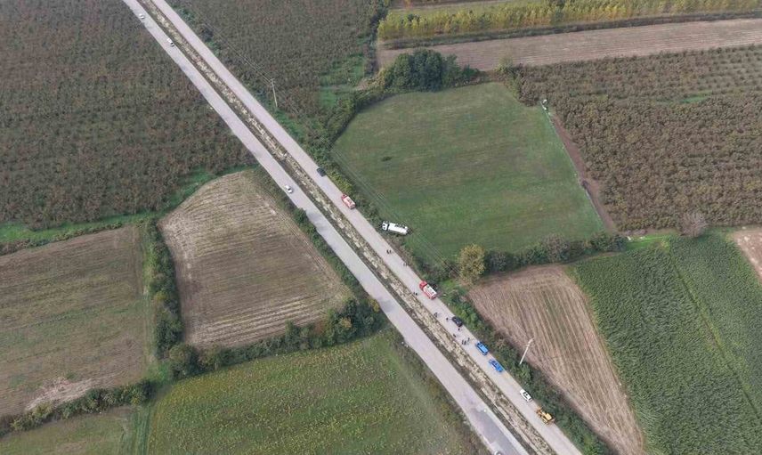 Düzce'de akaryakıt yüklü tanker devrildi, yol kapandı