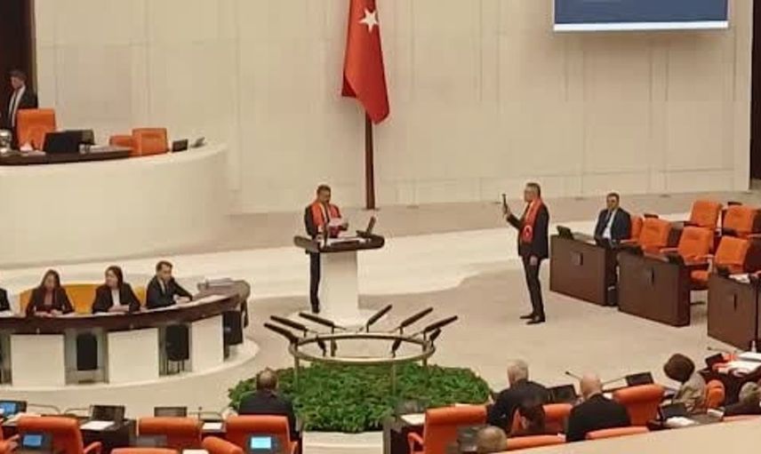 İYİ Parti milletvekili türkoğlu, şehitlerin isimlerini okurken kürsüde kalmayı tercih etti