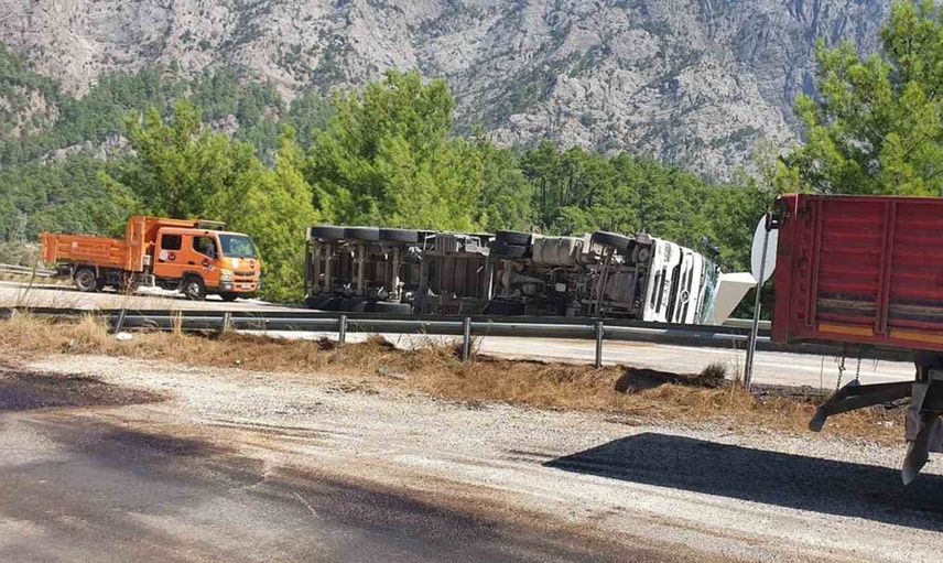 Bucak’ta devrilen tırda bir kişi yaralandı