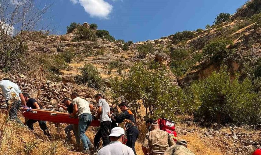 Şırnak'ta zorlu şartlarda yaralı vatandaş ambulansa ulaştırıldı
