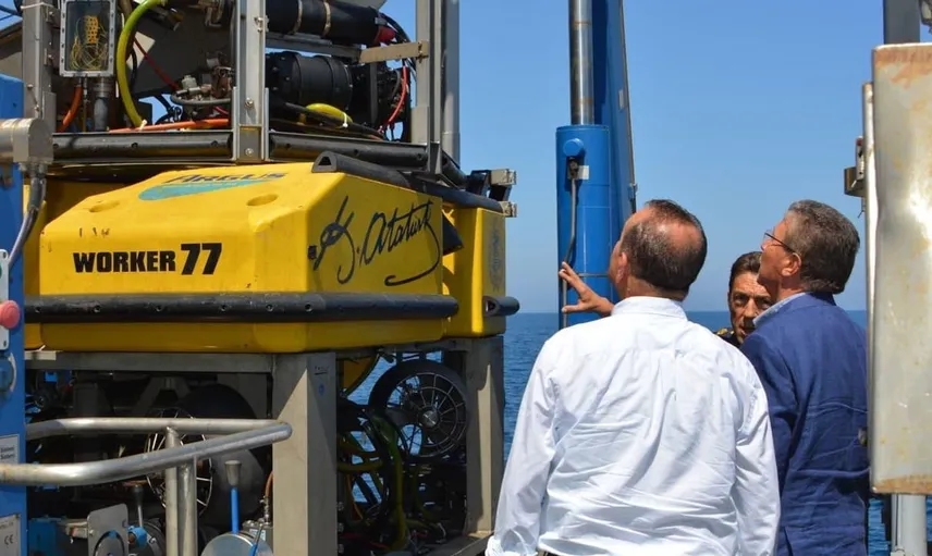 Girne açıklarında batan yolcu gemisi için yürütülen arama kurtarma çalışmaları devam ediyor