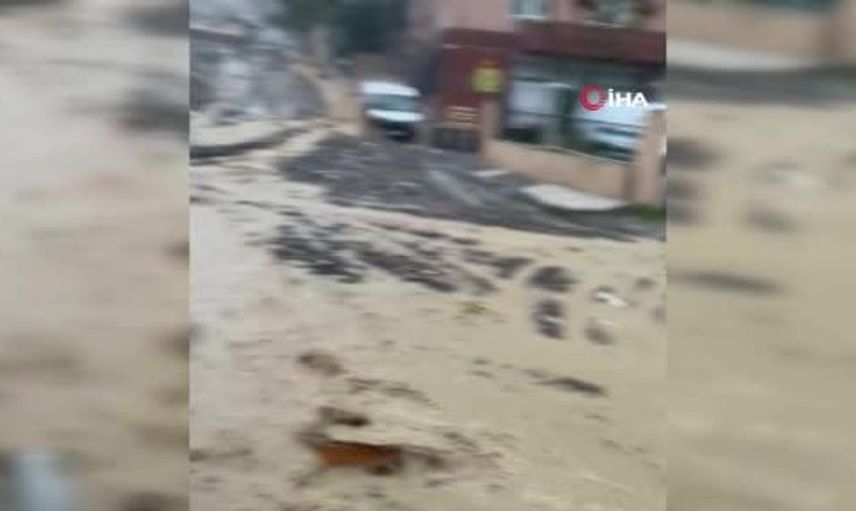Gaziosmanpaşa'da aşırı yağış yolları çökerken öğrenciler mahsur kaldı