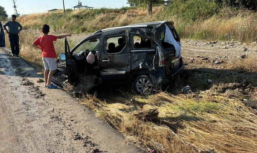 Hafif ticari araç takla attı: 2'si çocuk 5 yaralı