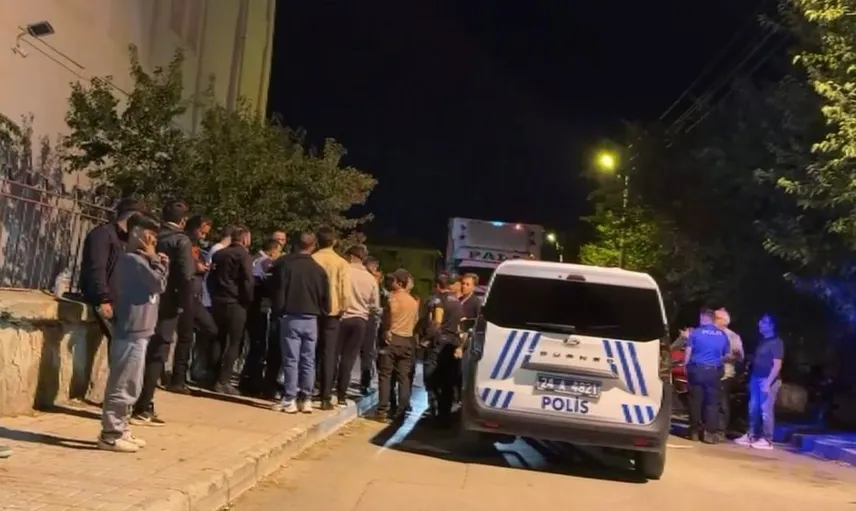 Tırın yol kapatması Erzincan'da motosikletli grubu ve okul idarecilerini karşı karşıya getirdi