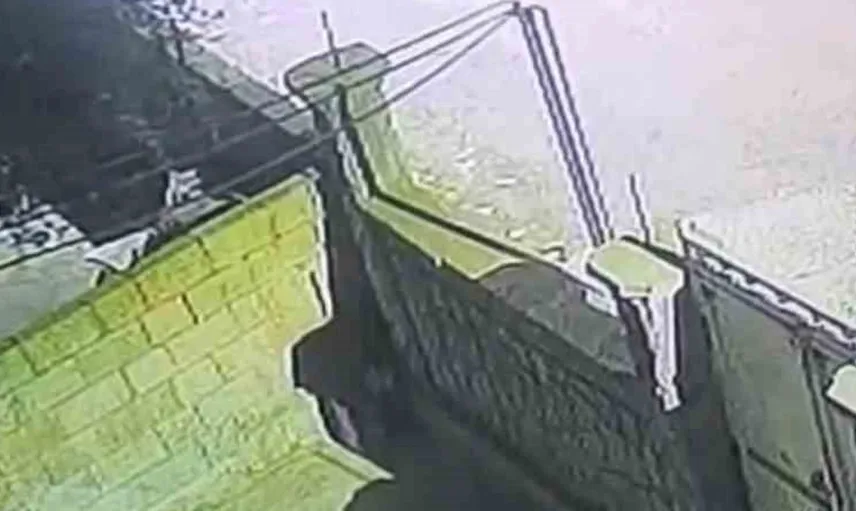 Başına poşet geçirerek bisiklet çalan hırsız güvenlik kamerasına yakalandı
