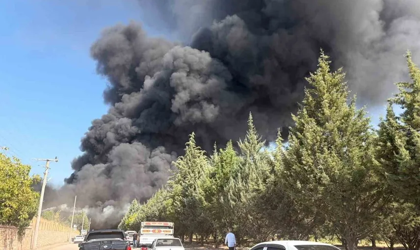Elazığ'daki yalıtım fabrikasında yangın paniği: Ekipler müdahaleye devam ediyor