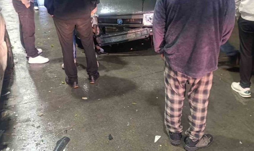 Ayvalık'ta trafik kazası: Kontrolden çıkan otomobil akaryakıt istasyonuna daldı