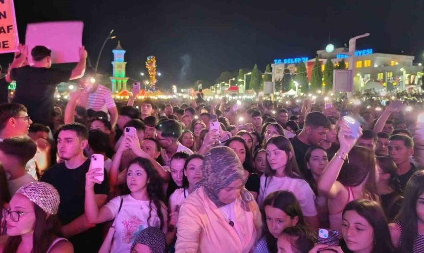 Selendi'de coşku dolu bir gece: Merve Özbey sahne aldı