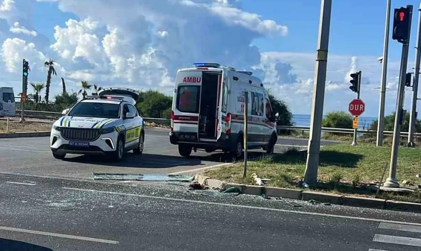 Manavgat'ta tur otobüsü ile minibüs çarpıştı: 3 kişi yaralandı