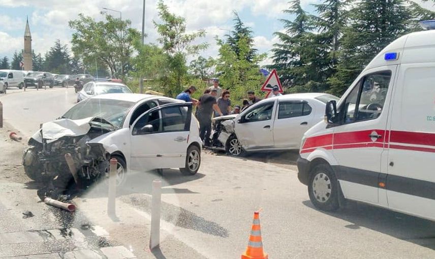 Eskişehir’de kafa kafaya çarpışan araçlar hurdaya döndü