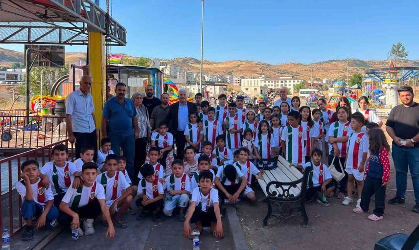 Belediye başkanından Kur’an kursu öğrencilerine forma hediyesi