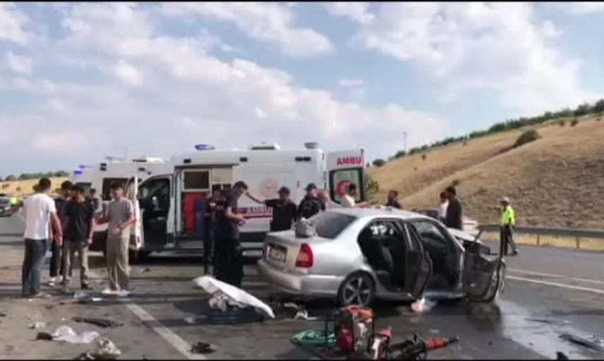 Akçadağ'da üç aracın karıştığı kazada sekiz kişi yaralandı