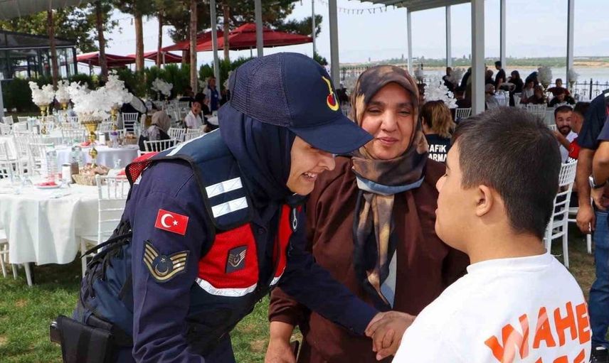 Jandarma personeli, engelli çocuklarla anlamlı bir etkinlikte buluştu
